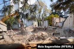 ადგილზე მძიმე ტექნიკა მუშაობს