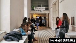 "Trebalo je da upišem Harvard", poruka na plakatu u zgradi Arhitektonskog fakulteta.