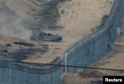 Израильский танк маневрирует между Израилем и Газой на фоне продолжающегося конфликта между Израилем и палестинской исламистской группировкой ХАМАС. Вид из Сдерота на юге Израиля, 1 ноября 2023 года.