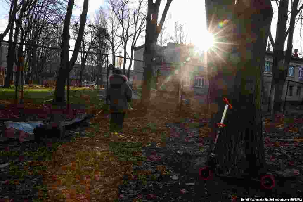 Дитина дивиться на частково зруйнований садочок