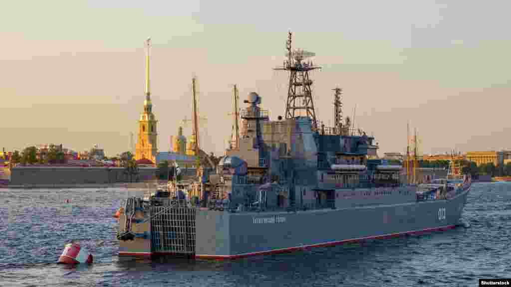 Az Olenegorszki Gornyak partraszálló hajó a szentpétervári Néva folyón 2021 júliusában. 2023 augusztusában nyilvánosságra hozott videókon látható, amint egy tengeri drón becsapódik a partraszálló hajóba az oroszországi Novorosszijszk kikötőjében. A brit védelmi minisztérium szerint a hajó súlyos károkat szenvedett a támadásban, és később olyan videók kerültek elő, amelyeken látható, hogy vontatás alatt erősen megfeneklett. A lengyel gyártmányú hajó ugyanabba a Ropucha osztályba tartozik, mint a szeptemberben megsemmisült Minszk 