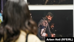 سرباز مجروح، میخایلو دیانوف، در داخل کارخانه فولاد آزوفستال با انگشتان خود علامت پیروزی را نشان می‌دهد. او اکنون در ایالات متحده اقامت دارد. عکس از دمیترو کوزاتسکی/ خبرگزاری فرانسه