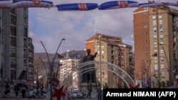 Zajednica opština sa srpskom većinom bi Srbima sa Kosova trebala da pruži određeni nivo samomenadžiranja. Građani šetaju u severnom delu Mitrovice 31. januara 2023. 