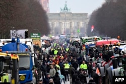 Traktorët dhe kamionët e parkuar pran Portës Brandenburg në Berlin gjatë protestës së bujqve kundër rritjes së tatimit në bujqësi, 15 janar 2024.