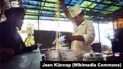 Although the eateries are in different parts of Tashkent, the common denominators are that they don't sell alcohol, promote themselves as serving halal food, and provide a prayer room for diners. (file photo)