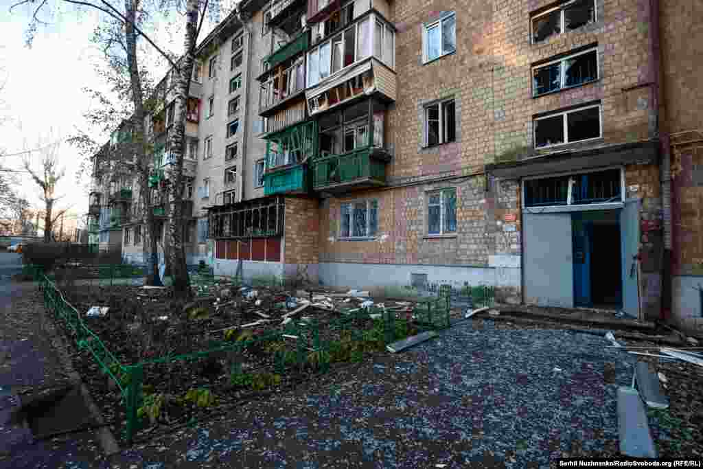 У Печерському та Подільському районах уламки впали на відкритій місцевості. У Солом&#39;янському районі сталося руйнування на другому поверсі пʼятиповерхівки, але рятувальники деблокували двох жінок та евакуювали їх