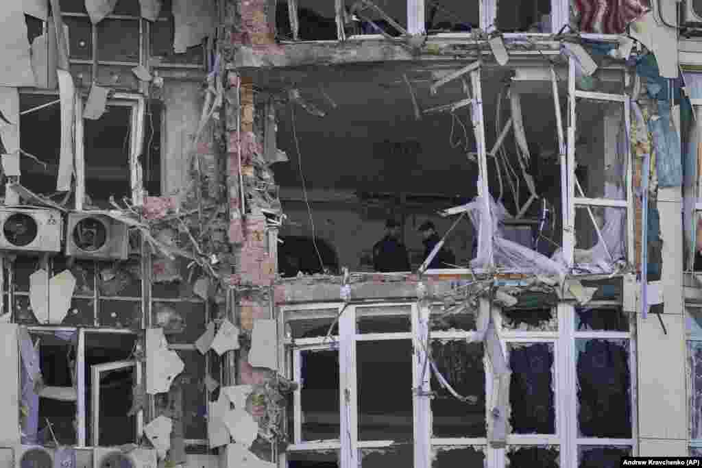 Poliția cercetează o clădire de apartamente avariată de o dronă.