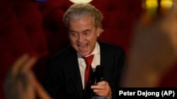 Geert Wilders, a Szabadságpárt (PVV) vezetője reagál a hollandiai választások első előzetes eredményeire 2023. november 22-én