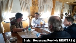 Голова уряду Великої Британії Ріші Сунак у потязі «Укрзалізниці» під час офіційного візиту в Україну. 12 січня, 2024 рік.