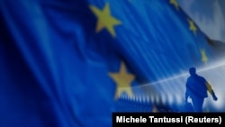 Flamuri i Bashkimit Evropian dhe silueta e një burri. Fotografi ilustruese nga arkivi.