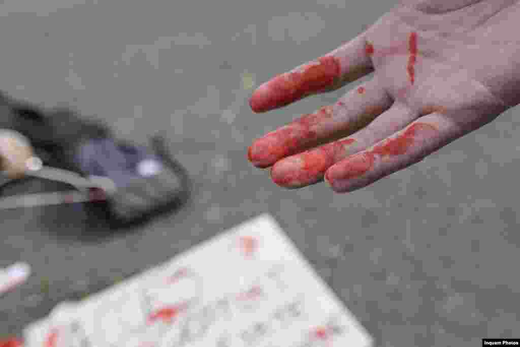 &bdquo;Pe 8 martie ieșim în stradă pentru a condamna orice inițiativă care rezultă în limitarea dreptului femeilor de a decide cu privire la propriul corp. Ieșim în stradă pentru a atrage atenția asupra efectelor devastatoare pe care astfel de măsuri le pot avea asupra integrității și autonomiei femeilor, dar și asupra familiilor, comunităților și societății în ansamblul său&rdquo;, spun organizatoarele protestului.