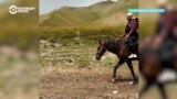Кыргызстанка Асель доставляет еду туристам верхом на лошади на труднодоступное озеро Кель-Суу 