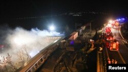 Vatrogasci na mjestu nesreće, gdje su se sudarila dva voza, u blizini grada Larise, Grčka, 1. marta 2023. 