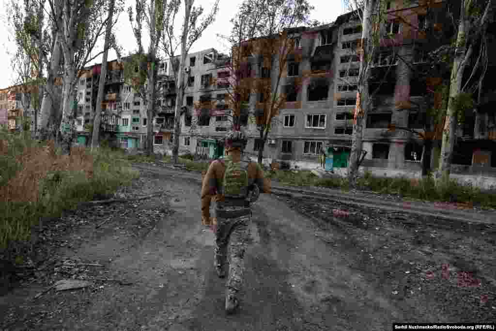 Vojnik prolazi pored srušenih zgrada u Vuhledaru. Grad je nekada bio dom za oko 14.000 ljudi. Sada je ostalo samo nekoliko stotina civila -- i pripadnici ukrajinske vojske.
