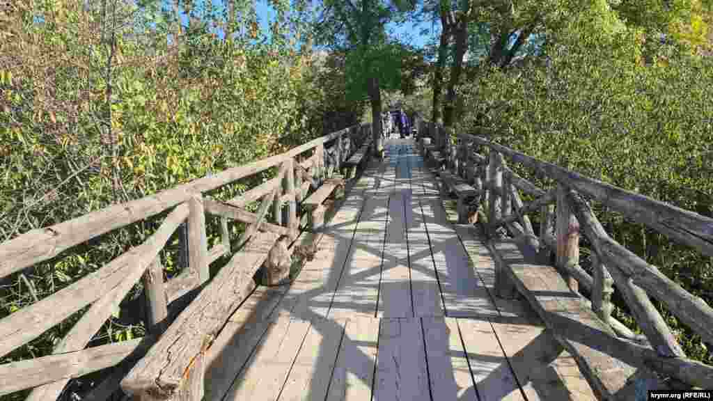 Деревянный мост, ведущий к главным воротам парка &laquo;Викинг&raquo;