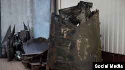 Фрагмент ракети, запущений військами РФ по Україні, типу Hwasong-11 (KN-23/24), які виробляються на території КНДР. Фото надане Службою безпеки України, 30 квітня 2024 року