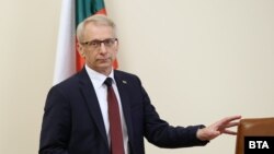 Премиерът Николай Денков (вдясно)