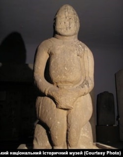 Сидяча статуя половецького воїна, ХІІ–ХІІІ століття. З фондів Дніпропетровського національного історичного музею