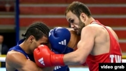 Баҳодур Усмонов (аз рост), муштзани маъруфи тоҷик.