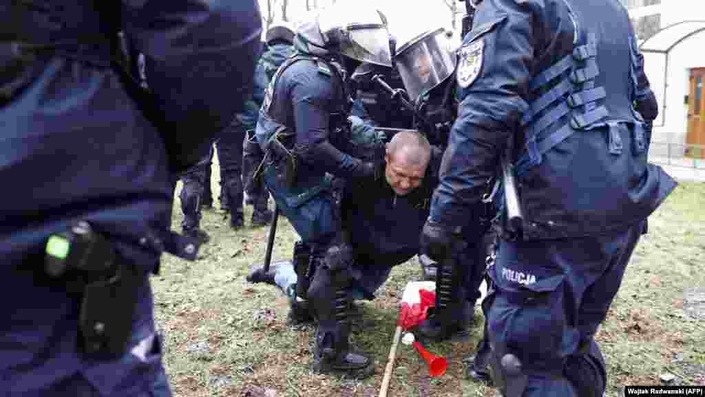 A&nbsp;zavargásba fúló tüntetés során huszonhárom embert vettek őrizetbe. A lengyel parlament előtt tüntetők tárgyakat, köztük macskakövet dobáltak a rendőrökre, a rendőrség paprikaspray-t, gumibotot és kábító gránátot vetett be a Reuters beszámolója szerint