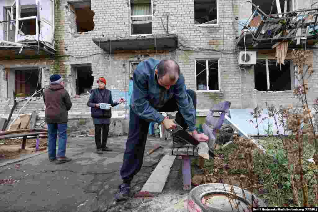 &laquo;Чому ви не виїжджаєте, поки є можливість?&raquo;, &ndash; запитую у них.&nbsp; &nbsp;&laquo;Где родился, там и пригодился&raquo;, &ndash; відповідає мені літня пані Раїса. Вона не хоче, щоб її знімали, і бачили родичі в Хмельницькій області. Все навколо наповнюється різкими звуками від вибухів, і важко зрозуміти, що саме &laquo;прилітає&raquo; по місту. Нам потрібно йти. Олександр, Раїса і Рита залишаються біля свого будинку пиляти дрова, щоб приготувати їжу, і прожити ще один день на війні