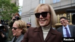 Е. Џин Керол го напушта судот откако поротата пресуди во нејзина корист, Њујорк, 9 мај 2023 година.
