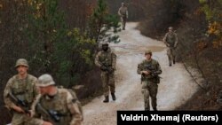 Trupa ushtarake britanike, si përforcime të NATO-s në Jarinjë.