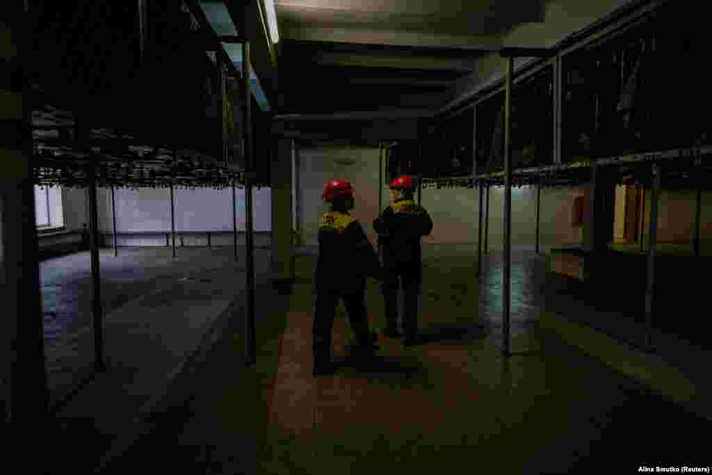 Natalija i Kristina prolaze pored muške svlačionice. Kristina je prihvatila posao prije četiri mjeseca nakon što je prevladala svoju zabrinutost oko ostavljanja svog četverogodišnjeg sina kod kuće s majkom. Njezin rodni grad Pavlohrad udaljen je 100 kilometara od fronta, ali ga često pogađaju ruski projektili.