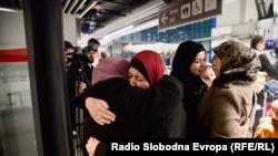 Dolazak na aerodrom u Sarajevu prve grupe državljana BiH i njihovih rođaka koji su evakuisani iz Pojasa Gaze, 20. novembar 2023. 