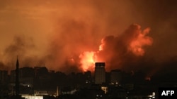 Orașul Gaza este cuprins de flăcări după un atac aerian israelian, 12 octombrie 2023.