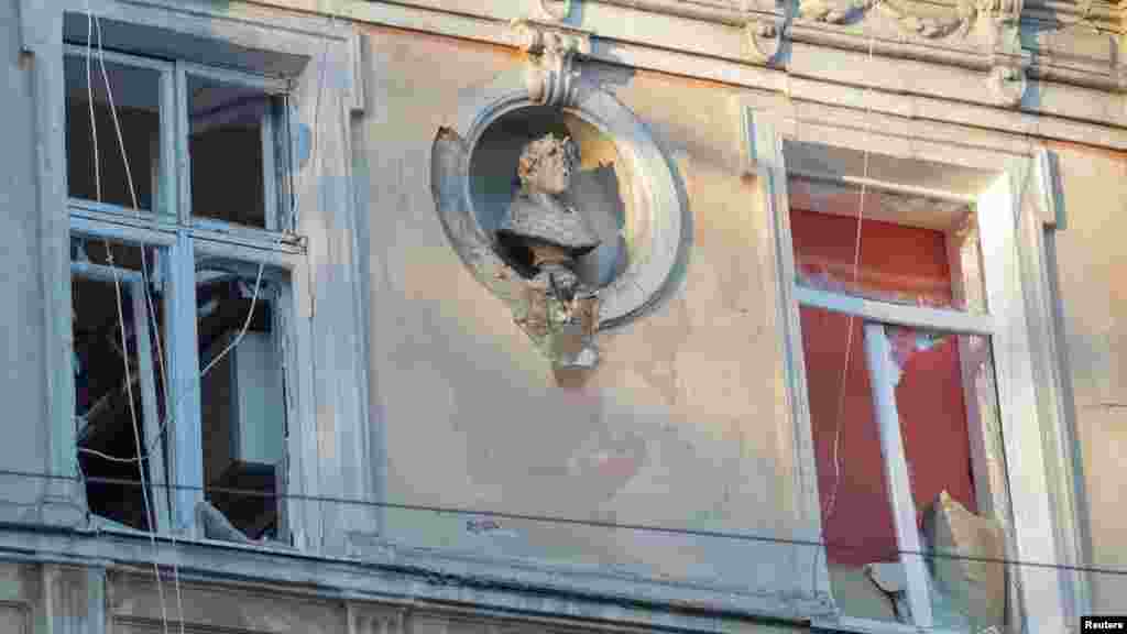 Betört ablakok az éjszakai orosz rakétacsapás helyszínén, az ukrajnai Odesszában 2023. november 6-án