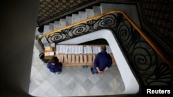 Ljudi se pripremaju glasati na biračkom mjestu tokom regionalnih izbora u Madridu, Španija, 28. maja 2023. 