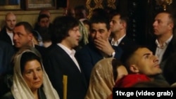 პრეზიდენტი სალომე ზურაბიშვილი, პრემიერ-მინისტრი ირაკლი კობახიძე და პარლამენტის თავმჯდომარე შალვა პაპუაშვილი სააღდგომო ლიტურგიაზე სიონის ტაძარში. 5 მაისი, 2024 წელი.