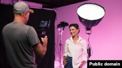 Glumica Ivana Mrvaljević u kampanji "Držimo te za ruku", kojom su se promovisali preventivni pregledi u borbi protiv karcinoma dojke. Foto: privatna arhiva