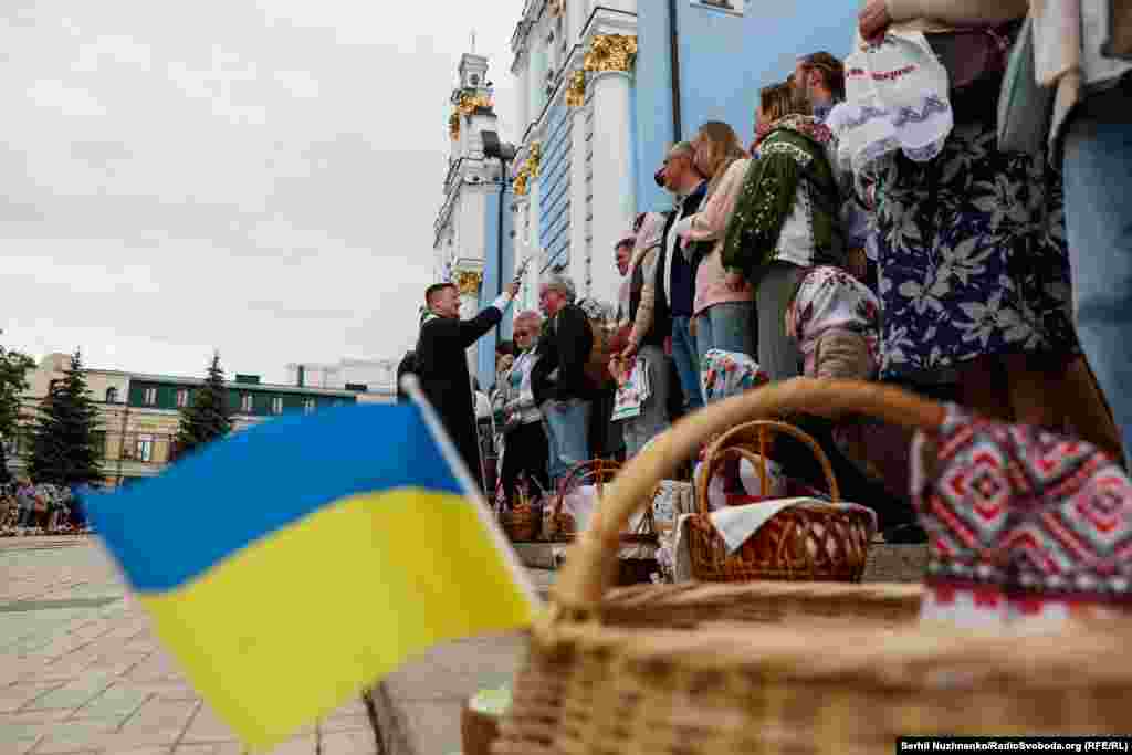 Після завершення Великодньої літургії священники освячують кошики вірян, які вишикувалися перед Михайлівським собором у Києві, 5 травня 2024 року