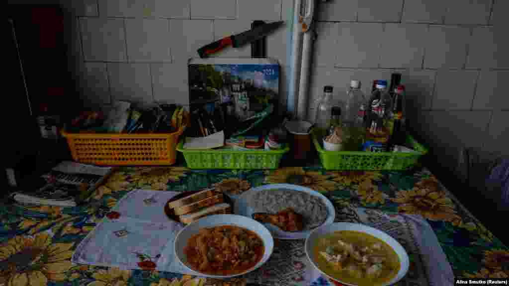 Önkéntesek által készített étel az átmeneti szálláson. Az ukrán villamosenergia-infrastruktúra elleni orosz támadások miatt a sérült épületek lakói a potenciálisan halálos alacsony hőmérséklet elől is menekülnek