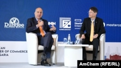 Посланик Кенет Мертен (вляво) заедно с президента на Американската търговска камара в България Оливие Маркет.