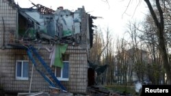 Policajac ispred dječjeg vrtića oštećenog tokom napada ruskih bespilotnih letjelica, Kijev, 25. novembar 2023. 