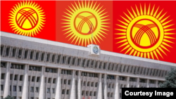 Слева направо: действующий флаг, вариант Жогорку Кенеша, окончательный эскиз. 