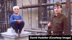 Un soldat stă lângă o fată în București, în martie 1990, la trei luni după Revoluția din 1989.
