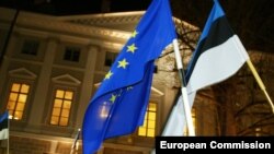 Steagul Estoniei alături de cel al Uniunii Europene la Tallinn, 30 aprilie 2004. La miezul nopții a avut loc prima mare extindere UE în fostul bloc comunist, iar estonienii, letonii și lituanienii au lăsat în urmă trecutul sovietic. 