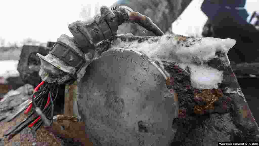 Egy gyanús rakétának a darabja, amelyet Harkivra lőttek. Amennyiben&nbsp;igaz az Ukrajnára kilőtt rakéták észak-koreai származása, az elemzők szerint jelentősen fokozhatja a katonai feszültséget Ázsiában