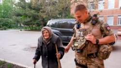 Dvoje ukrajinskih staraca pješice do slobode preko linije fronta