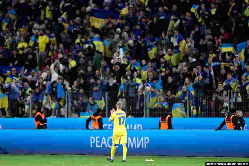 Futbollisti ukrainas, Oleksandr Zinchenko, duke duartrokitur tifozët e kombëtares së Ukrainës, pasi ajo nuk arriti për pak që të siguronte kualifikimin automatik për kampionatin evropian Euro 2024, pas një barazimi 0-0 me Italinë.