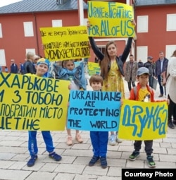 Родина на мітингу на підтримку України