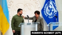 Volodimir Zelenszkij elnök az IMF igazgatójával, Kristalina Georgievával közös sajtótájékoztatóján Washingtonban 2023. december 11-én