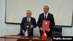 Кыргызстандын чек ара маселелери боюнча расмий өкүлү Назирбек Бөрүбаев өзбекстандык кесиптеши менен.