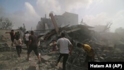 Potraga za preživelima u zgradi srušenoj u izraelskom vazdušnom napadu na Pojas Gaze, Rafa, 22. oktobar 2023.