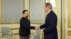 Президентът на Украйна Володимир Зеленски и новият министър на външните работи на Великобритания Дейвид Камерън