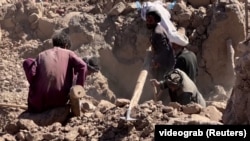 کار جستجو برای افراد باقیمانده در زیر آوار در ولسوالی زنده جان٬ جریان دارد 